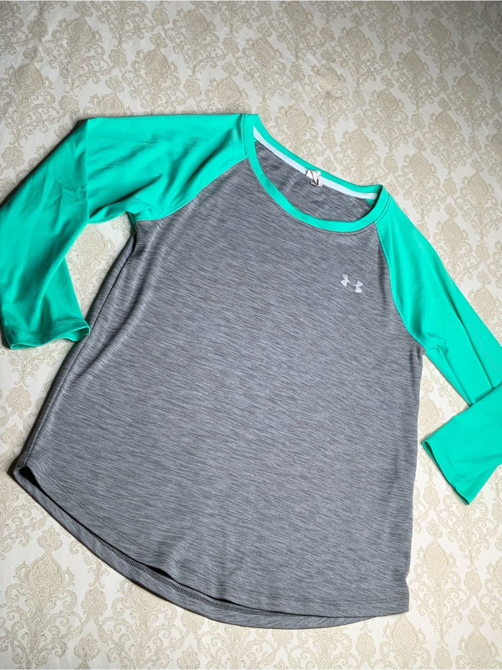 Under Armour Raglan Shirt Women’s Small Gray Teal Long Sleeve